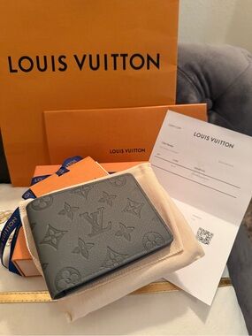 🔥NWT LOUIS VUITTON iconic printed logo cowhide leather wallet men’s 4.5x0.6x3.5
